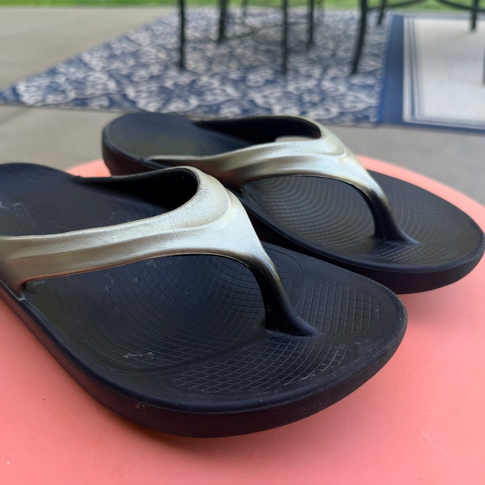 OOFOS Flip Flop Sandals Womens 7 38 Black Gold OOlala Recovery Thong Comfort